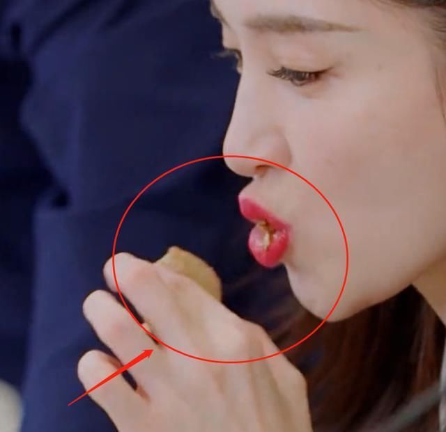  特写|嘉宾游戏奖励吃鸡，画面特写在江疏影的嘴巴，真吃假吃一望而知