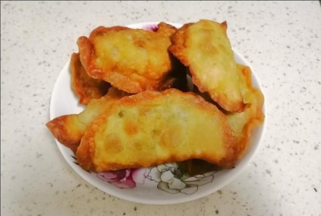  搅拌均匀|传统美食炸菜角，和面是关键，皮薄馅香，咬一口都是菜。太香了。