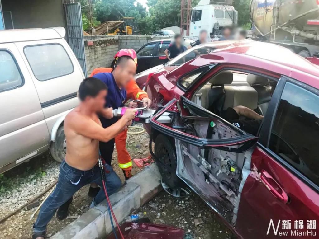  交通事故|揭西发生一起交通事故，车辆被撞得严重变形，消防和救护车都来了......