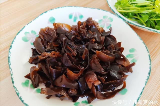 木耳|炒肉丝时,多加这3样食材,看着有食欲,香辣可口,上桌光盘