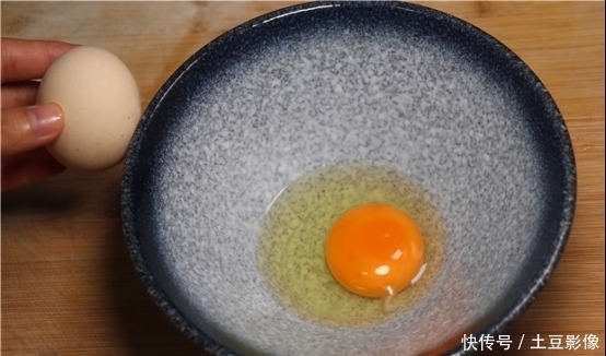方法|今天才知道,原来打鸡蛋有诀窍,学会一招,干净不脏手,方法绝了