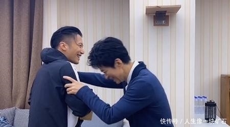 尊重|李健站他站,李健坐他才坐!40岁谢霆锋节目后台谦逊有礼尊重人