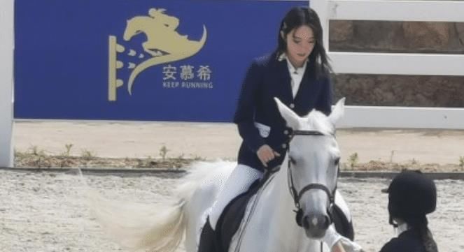  满分|孟美岐加盟《奔跑吧》，路透图帅气满分，原来你是这样的大哥！