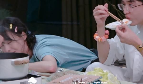  郑爽|吃火锅谭松韵张新成夹肉吃，谁留意郑爽的碗？佩服她的自律