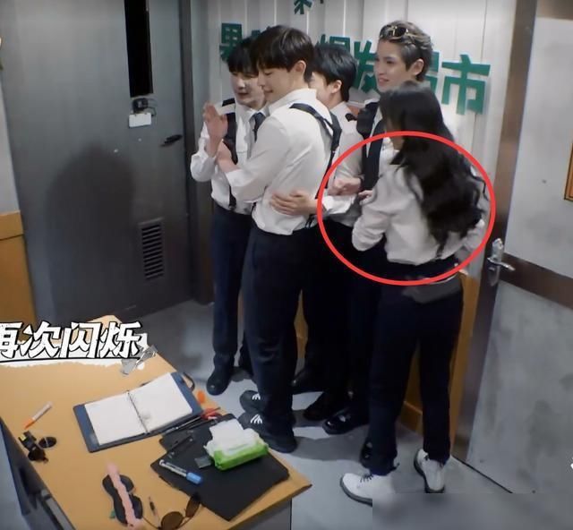  拉住|灭灯前杨幂下意识拉住了他，看他的反应，杨幂果然没看错人