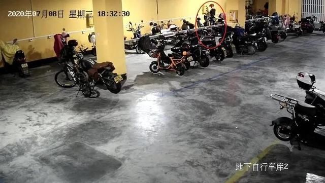 黑衣人|杭州一黑衣人成为“硬币”小偷，一把螺丝刀连橇26个充电桩！