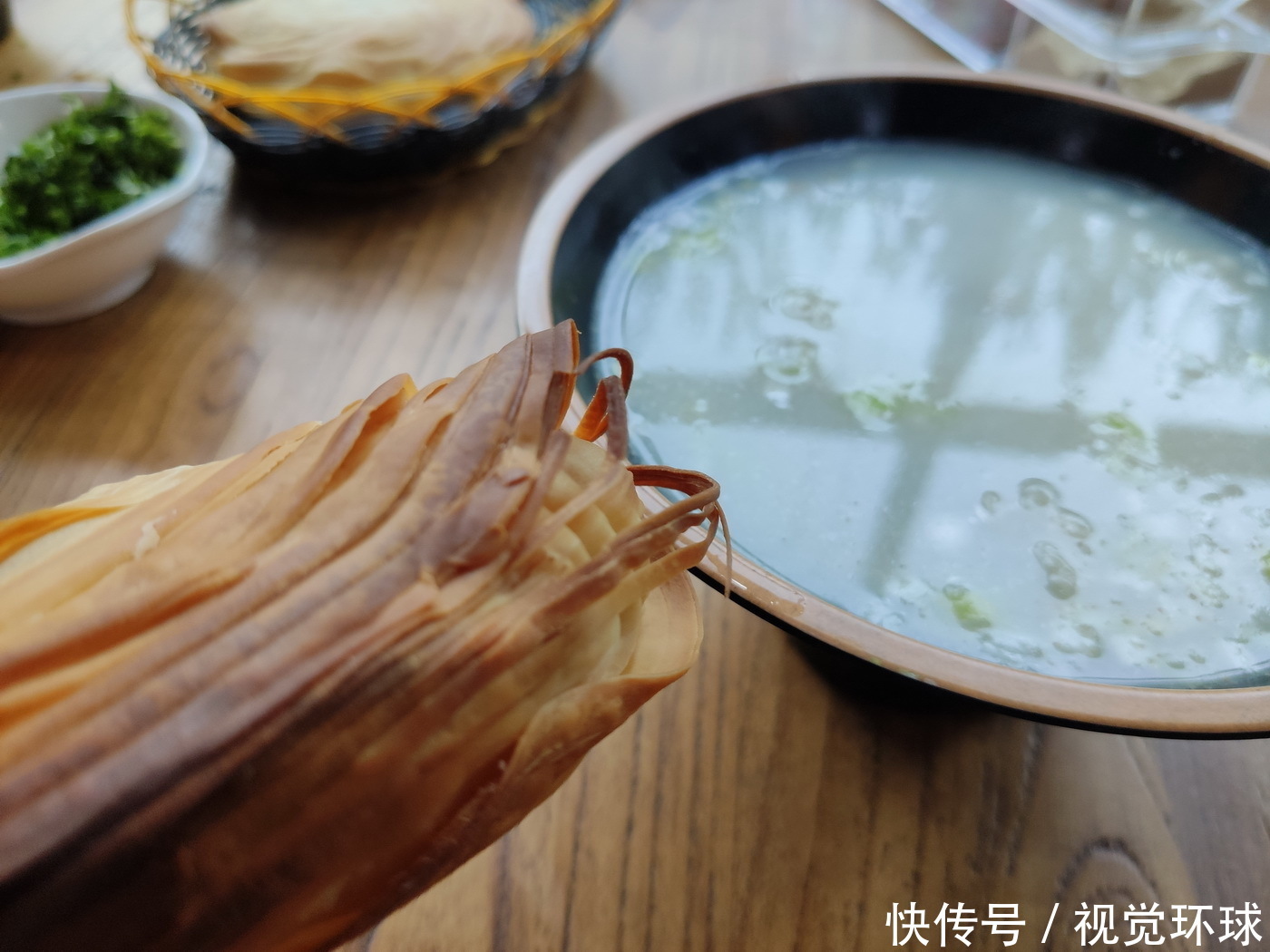 滨州|山东滨州:三美女穿汉服进羊汤店 狂吃千元烧饼