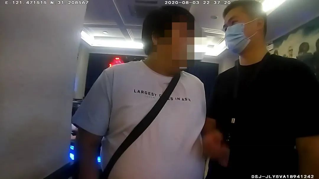 男子|黄浦10岁男童偶遇“忘年交”，竟被男子骗走零钱罐内200元