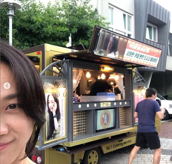  海报|40岁汤唯太自恋？素颜与自己海报合影却被雀斑抢镜，疑在韩国拍戏