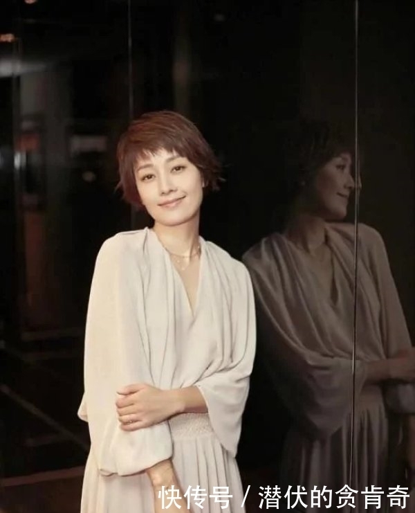 身材比例|马伊琍越来越美了,一袭黑色印花连衣裙高级优雅,自信感藏不住