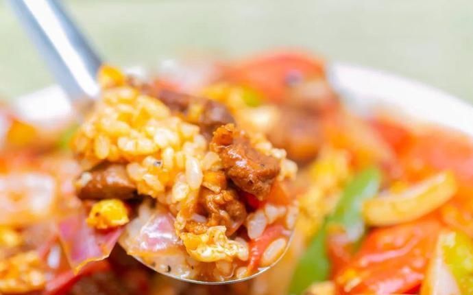 桌椅|店内坐不下,门口搬桌椅来吃!丰储街的这家盖浇饭火了13年!