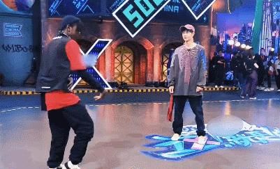  布布|《街舞》王一博与布布battle，迅速学会小绝招，膝盖却承受不住了