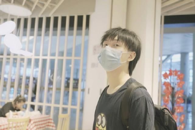  齐呼|Fly进京参与世冠评论席，九瓶组合再合体，网友齐呼要潇洒