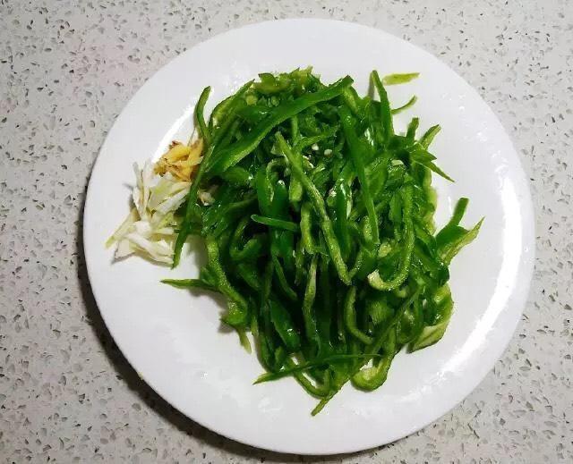 青椒|青椒炒肉丝要不要加水？原来饭店大厨都是这样炒的，真长见识了！