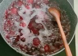 酸酸甜甜|自制酸酸甜甜的冰镇杨梅汤,消暑解渴,炎炎夏日喝一碗太爽了