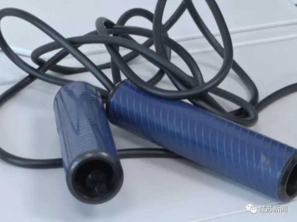 跳绳|女子穿金戴银深夜遇劫，对方却只抢走一根跳绳