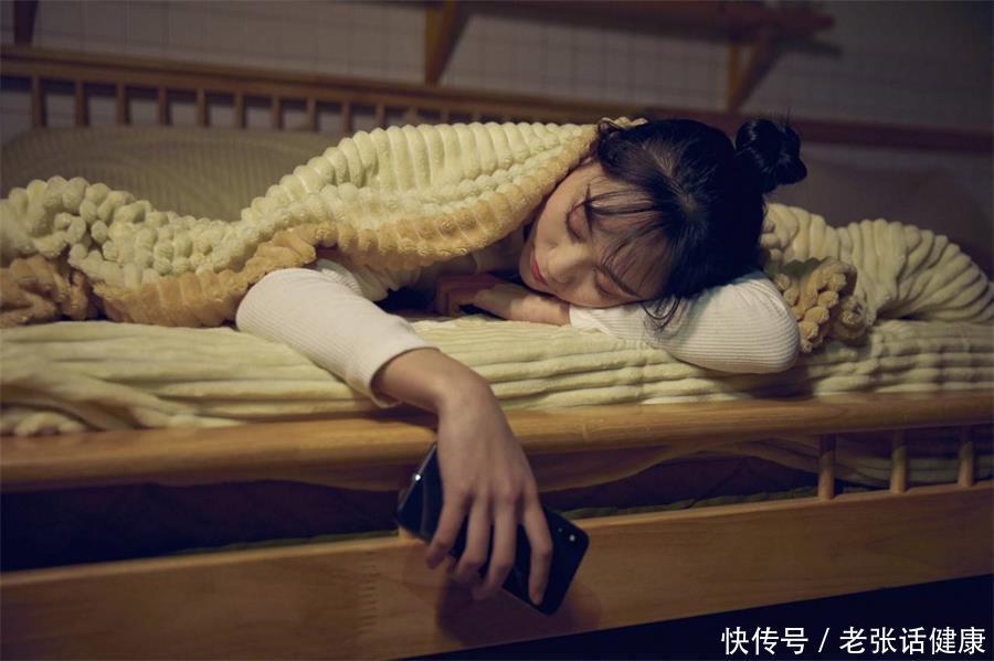 到了晚上10点就犯困身体有问题吗(晚上一到10点就犯困，早上5点就醒来，这是衰老了吗？)