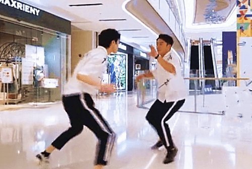 表情|蔡徐坤撕掉郑恺名牌时,郭麒麟表情出人意料,还说你们没剧本