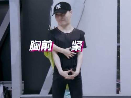  张艺兴|不敢信张艺兴居然尝试“直男挑战”，当女孩伸手后，是个男的都崩溃