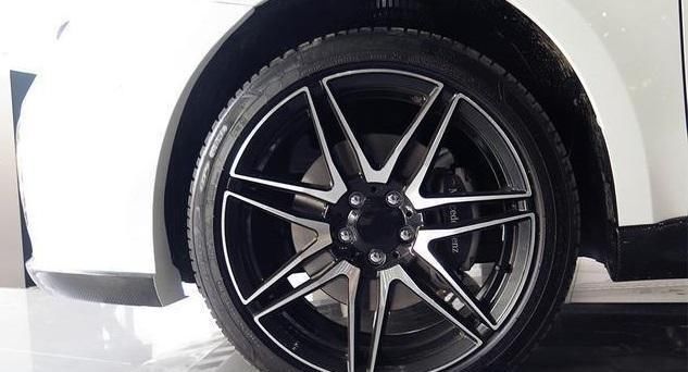  空间|MPV又一“黑马”, 双色车身+大空间, 关键内饰科技十足