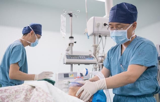  车窗|开车时，莫把胳膊搭在车窗上，危险！