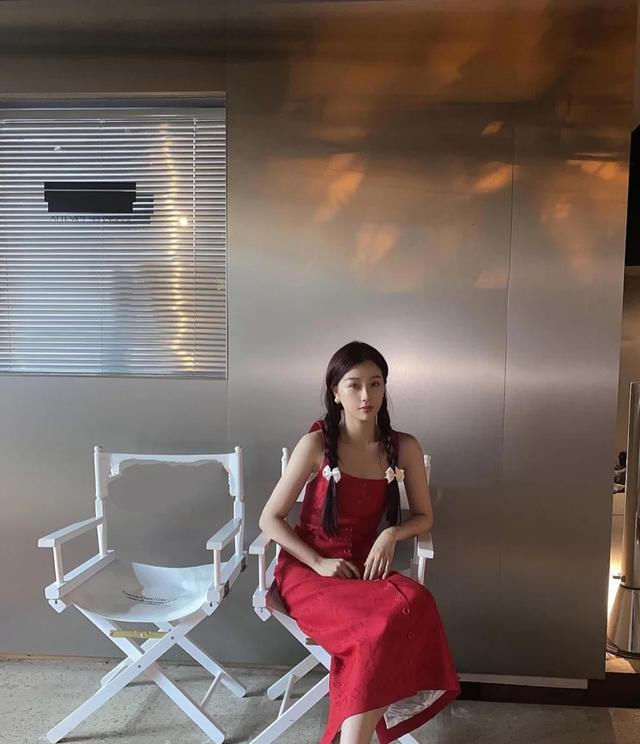 白富美|“白富美”虞书欣颜值下滑？一袭黑色暗纹裙出镜，面容僵硬老十岁