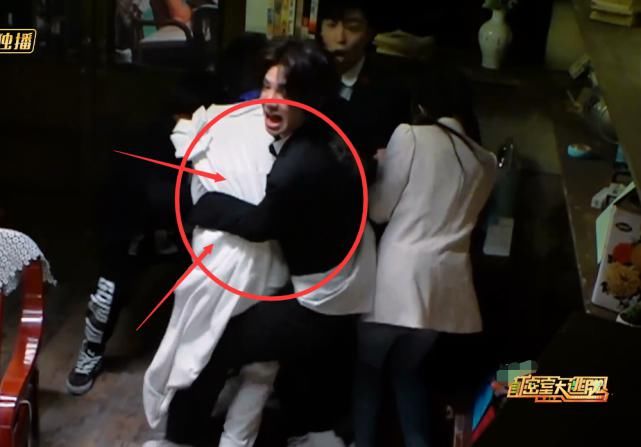 黄明昊|《密逃》同和杨幂站一起,邓伦黄明昊被吓后的反应太避嫌