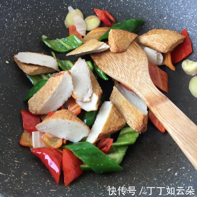 炒鱼|青红椒炒鱼豆腐,简单快手家常菜