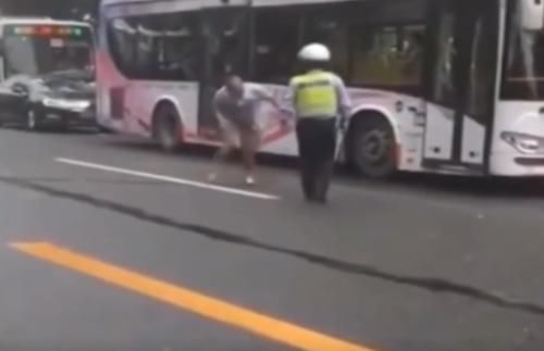 交警|老大爷碰瓷公交车，看到交警撒腿就跑，最后一幕真的想笑