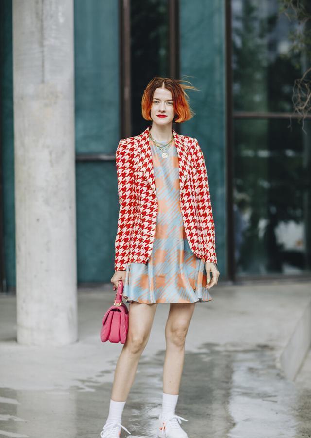 短裙|初秋最火的穿搭,西装外套+短裙,戚薇、唐嫣都爱穿,优雅又高级