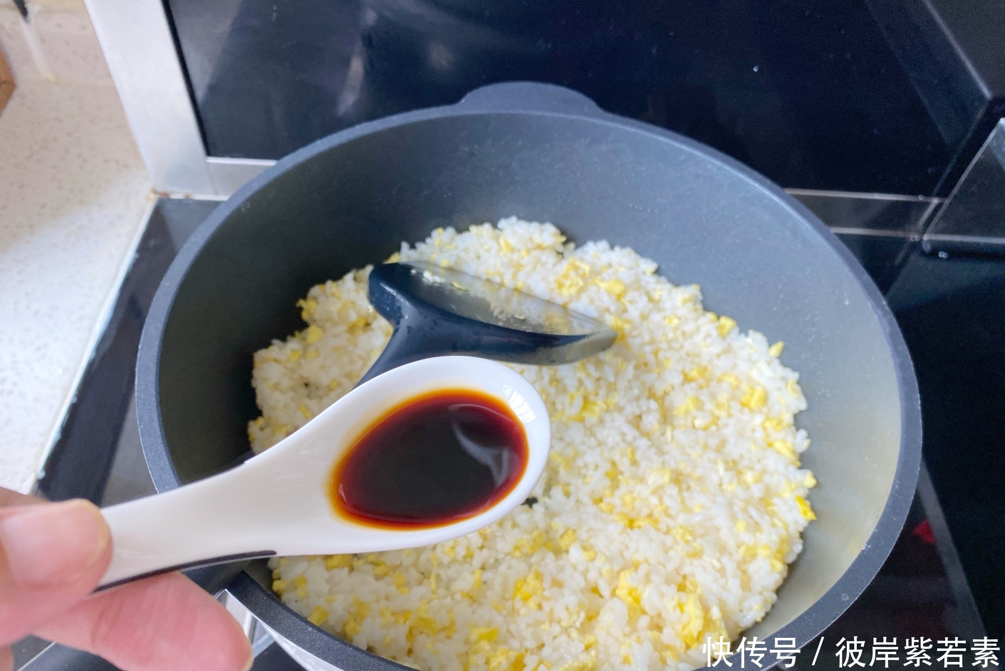 做法|做酱油炒饭时,酱油不要直接加,教你正确做法,粒粒分明又入味