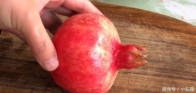 机关|吃了20年石榴才知道，石榴上有个“小机关”，3秒剥好不脏手