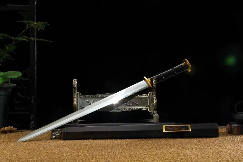 战场|从古代的战场利刃,到现在的杀伐利器,传统刀剑和现代短刀,你更喜欢哪种?