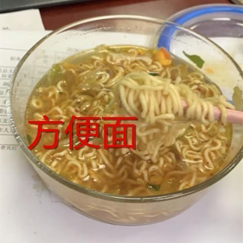 家看到|有种“套路”叫图片仅供参考，热狗雪糕没啥，看到方便面说多都是泪