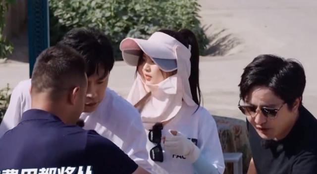 自觉性|大家都在吃羊肉串,谁注意杨超越悄悄在干啥?这才是偶像的自觉性