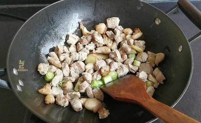  美味|这才是红烧肉最“正宗”的做法，不炒糖色不用油，简单美味更健康