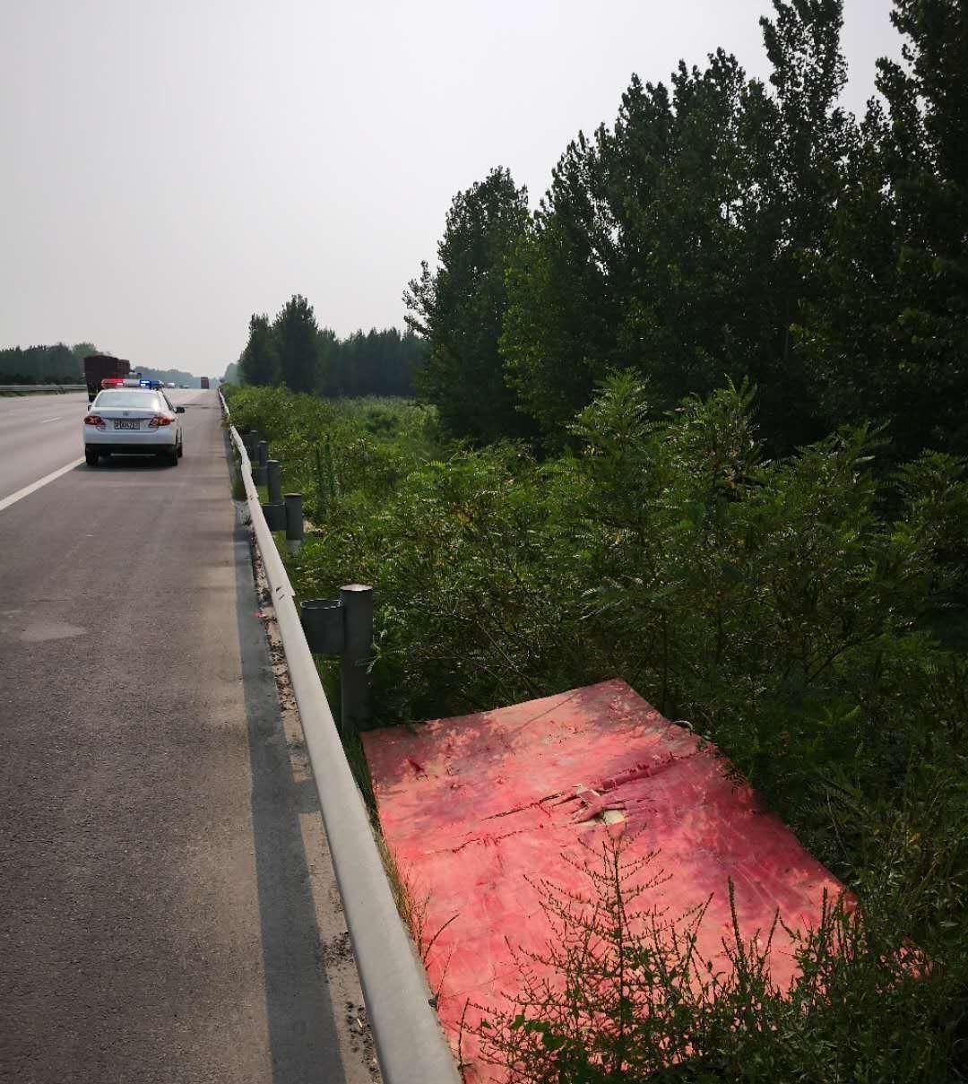  高速交警|交警不顾安危捡拾路面杂物，提醒驾驶员行车前检查车况