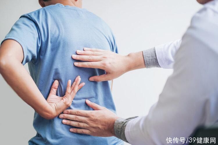 后背疼痛要警惕四种病(后背疼痛不一定是累的，提醒：5种疾病可能会找上门，别大意了)