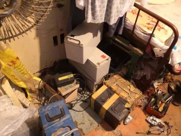 论斤|两贼行窃专挖洞，赃物换钱论斤卖，拘他！