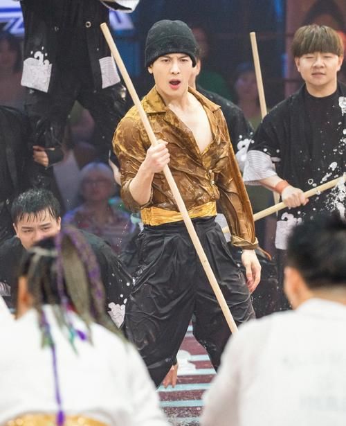  张艺兴队长|张艺兴莲龙出海，钟汉良哭着淘汰队员，《这就是街舞》让人失望了