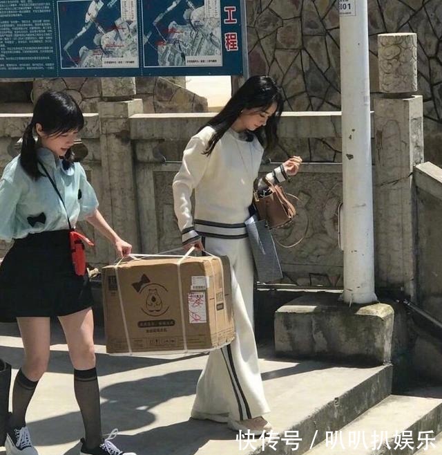  笑容|赵丽颖录《中餐厅》再曝路透照，笑容明媚，黄晓明林大厨热情接待