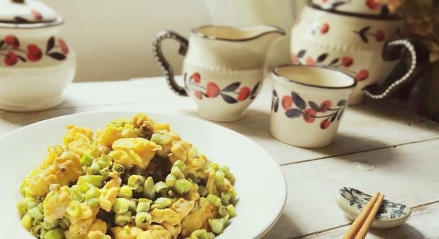  倒入|别老是番茄炒鸡蛋了，夏天的豆角更搭配，清热解毒助消化