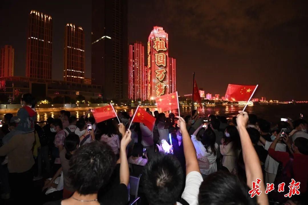 震撼|全城点亮!武汉流光溢彩向她表白,场面震撼