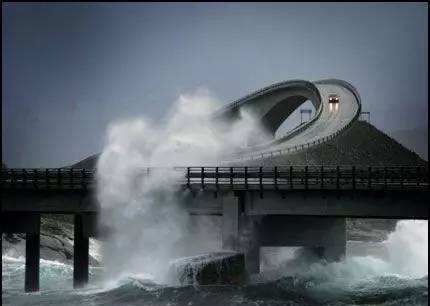 司机|全球最“诡异”的桥梁,明明前方看不到路,为何司机完全不怕?