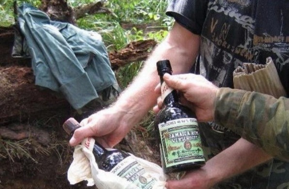 男子|男子在祖坟里挖出个大铁箱，打开一看，让人惊讶不已