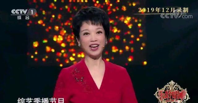  黄薇|继“中老年之友”和女特型演员后，56岁的央视主持人黄薇又添新身份