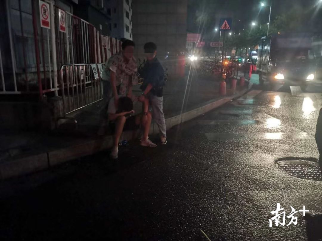 摇摇晃晃|醉酒女子摇摇晃晃，竟在机动车道逆行！见到这种情况，赶紧报警