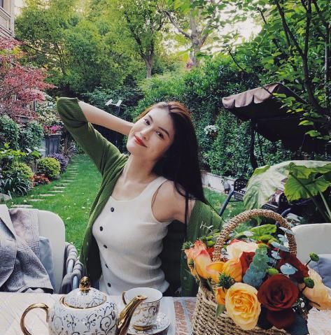  奚梦瑶|奚梦瑶复工走LV秀，神态自然贵太范十足，但腰间的赘肉好明显