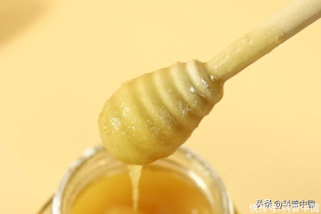 每天早上一杯蜂蜜水有什么好处(每天一杯蜂蜜水，身体会有什么变化？能养颜、通便？千万别乱喝！)