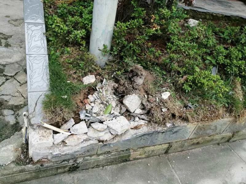  车祸|一轿车发生车祸，男子从车内爬出后对交警出言不逊还袭警！